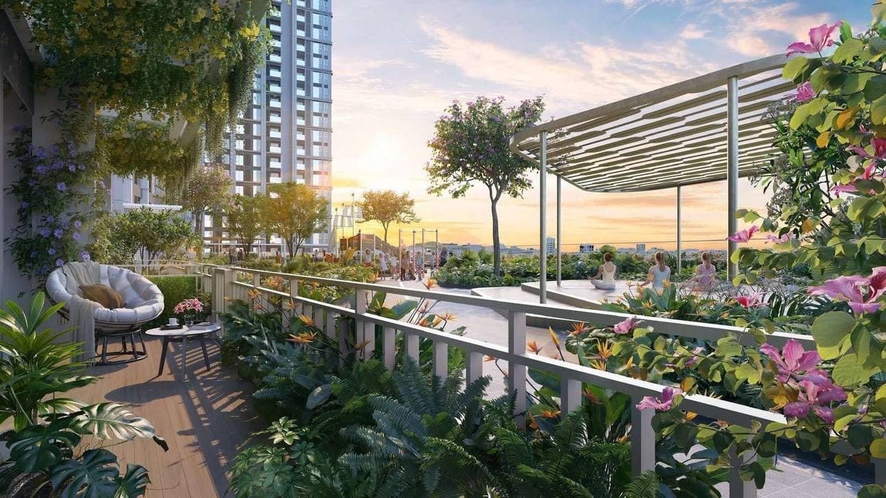 Vườn trên cao với giàn pergola, khu tập yoga và ghế thư giãn giữa hoa lá