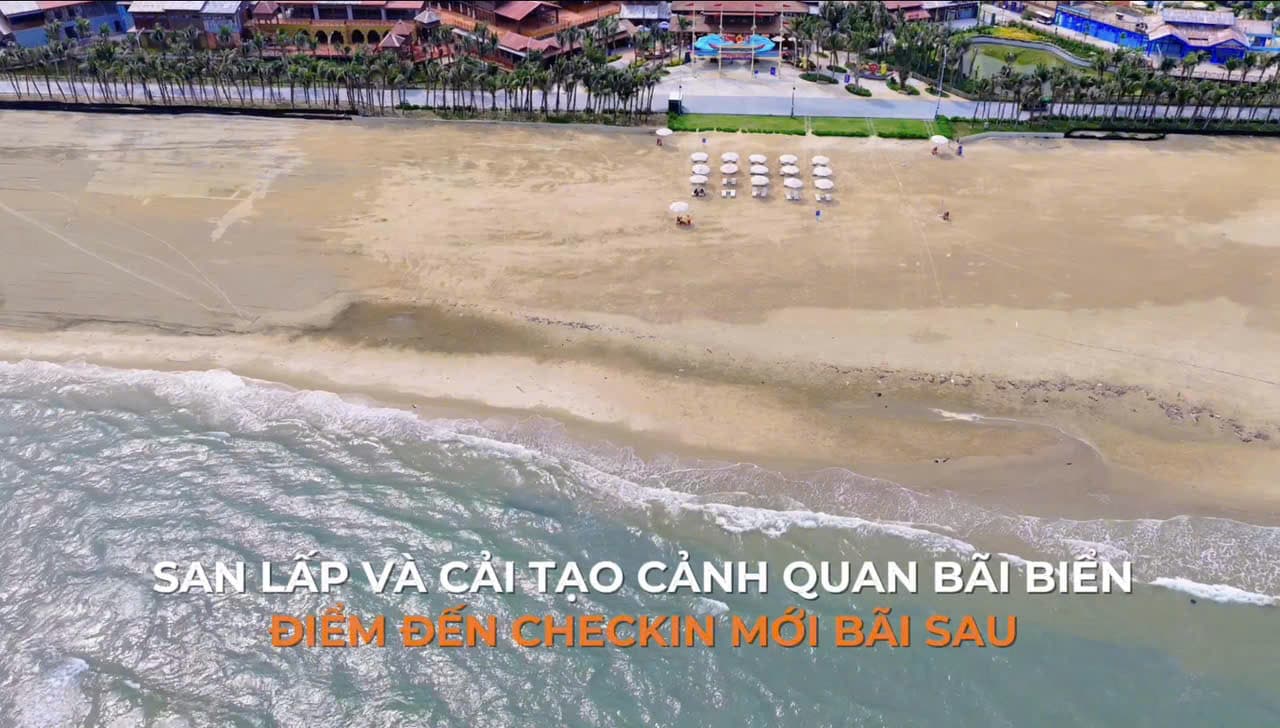 Bãi biển nhìn từ trên cao với hàng dù trắng, hàng dừa và nhà hàng