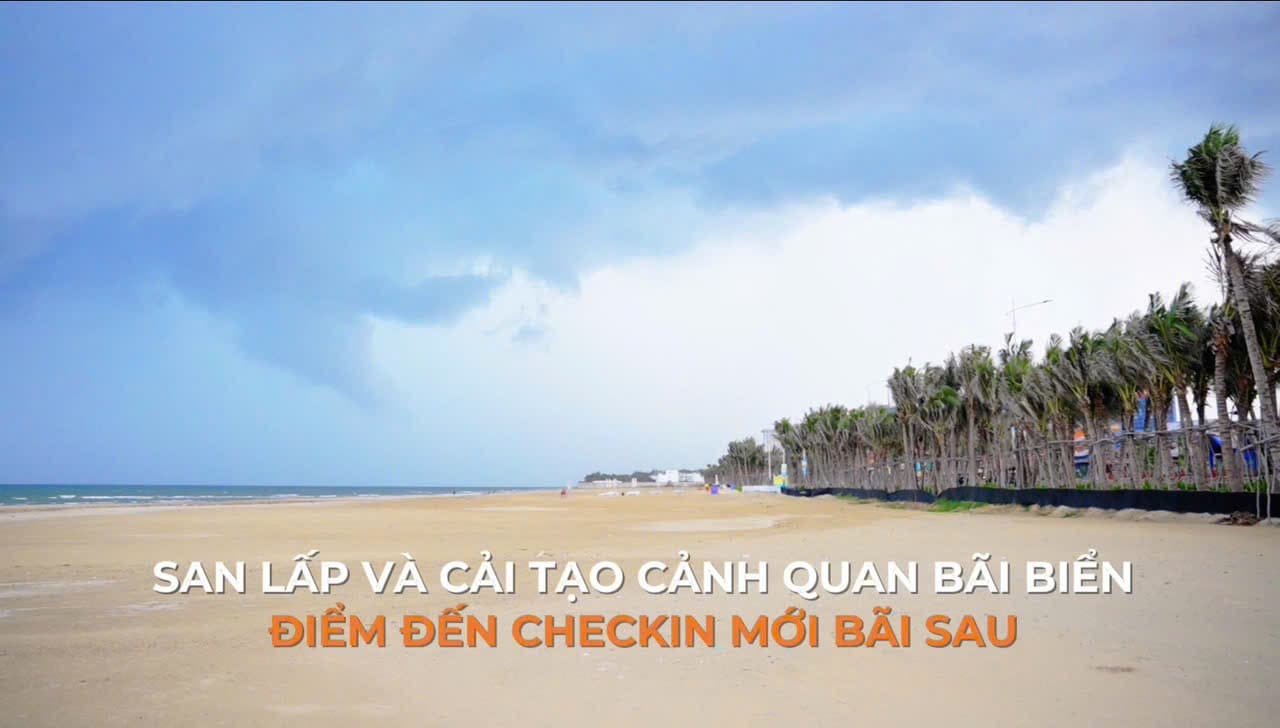 Bãi Sau với hàng dừa xanh chạy dọc bờ cát rộng và sóng biển