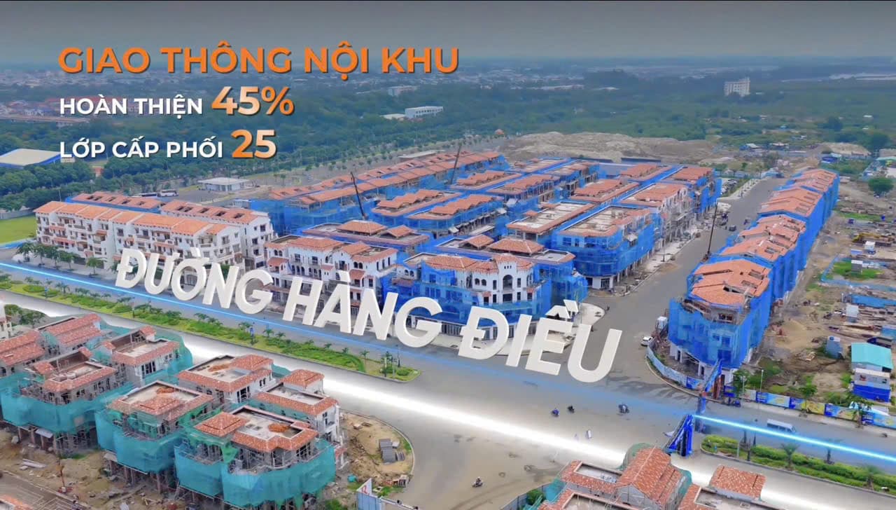 Trục đường Hàng Điều nhìn từ trên cao, hai bên là nhà thấp tầng đang hoàn thiện