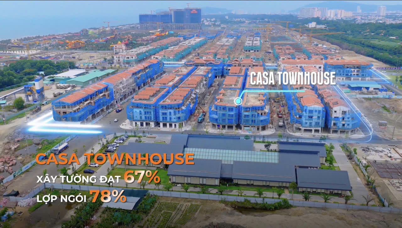 Toàn cảnh dãy nhà phố Casa Townhouse đang xây, công viên nước và biển trong cùng khung hình