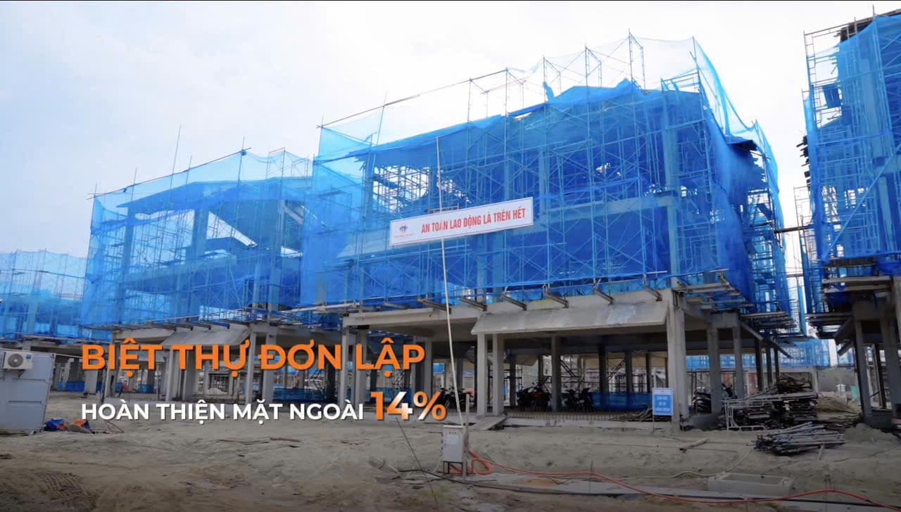 Biệt thự đơn lập phủ giàn giáo và lưới xanh, băng rôn an toàn lao động treo trước mặt tiền