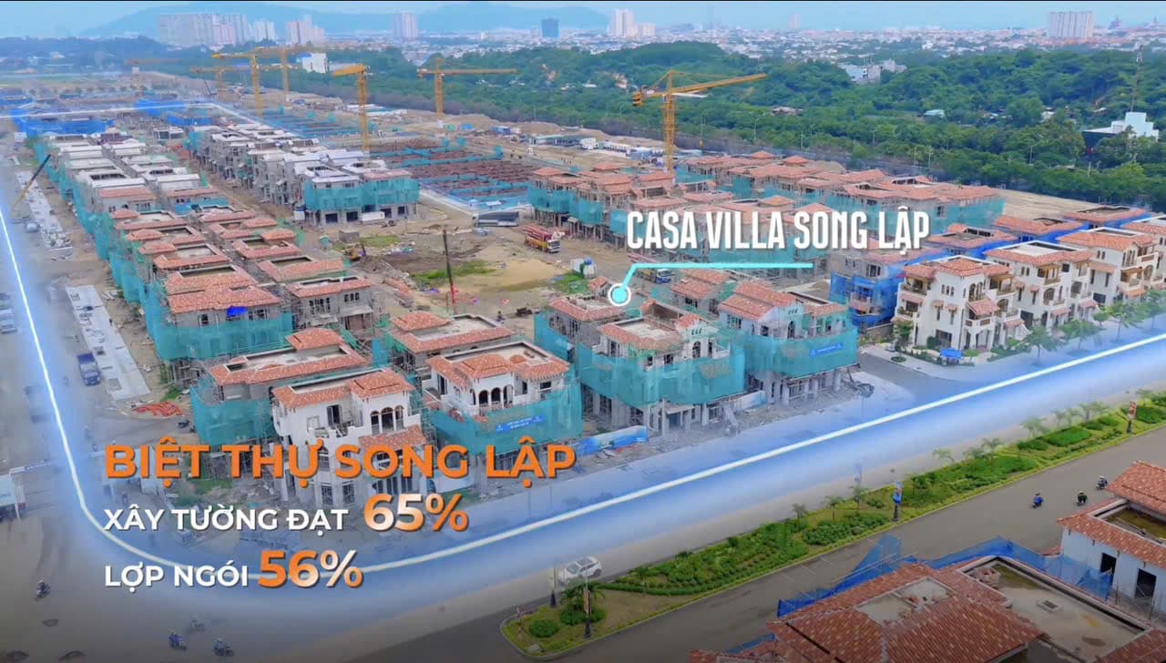 Hàng chục căn biệt thự song lập lợp mái ngói đỏ đang thi công, cần cẩu và thành phố Vũng Tàu phía sau