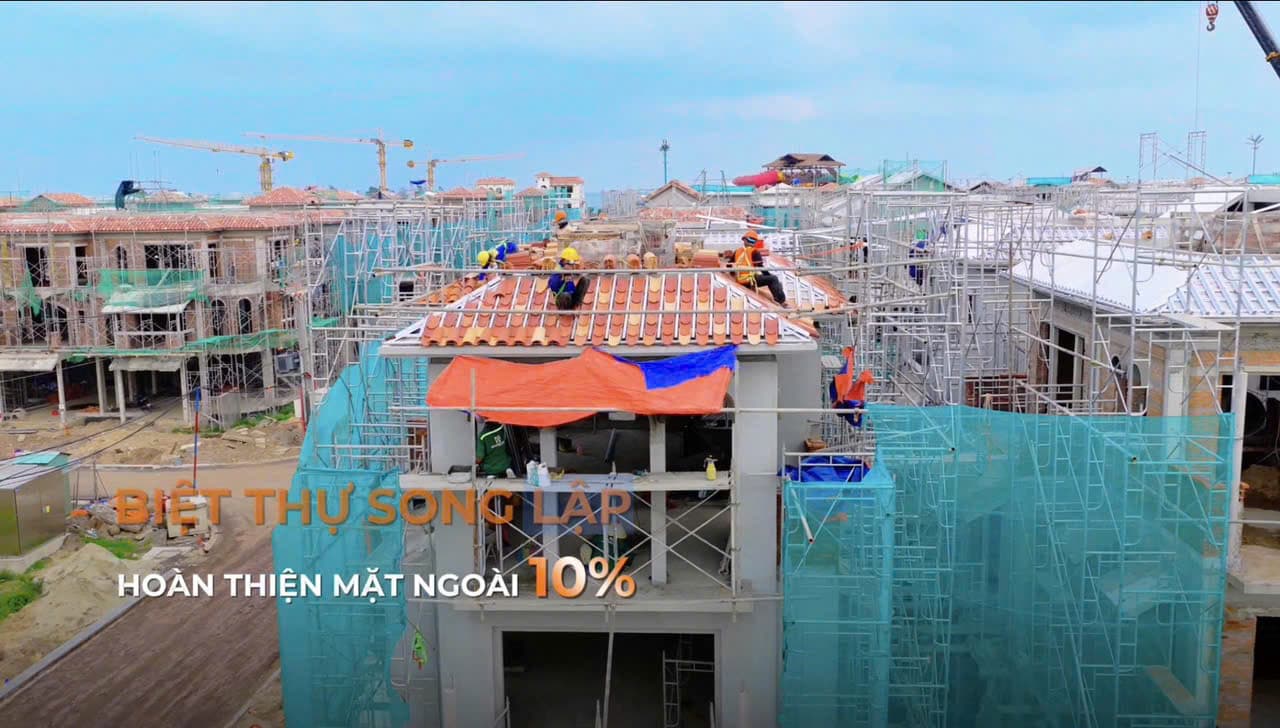 Công nhân lợp ngói mái biệt thự song lập Blanca City