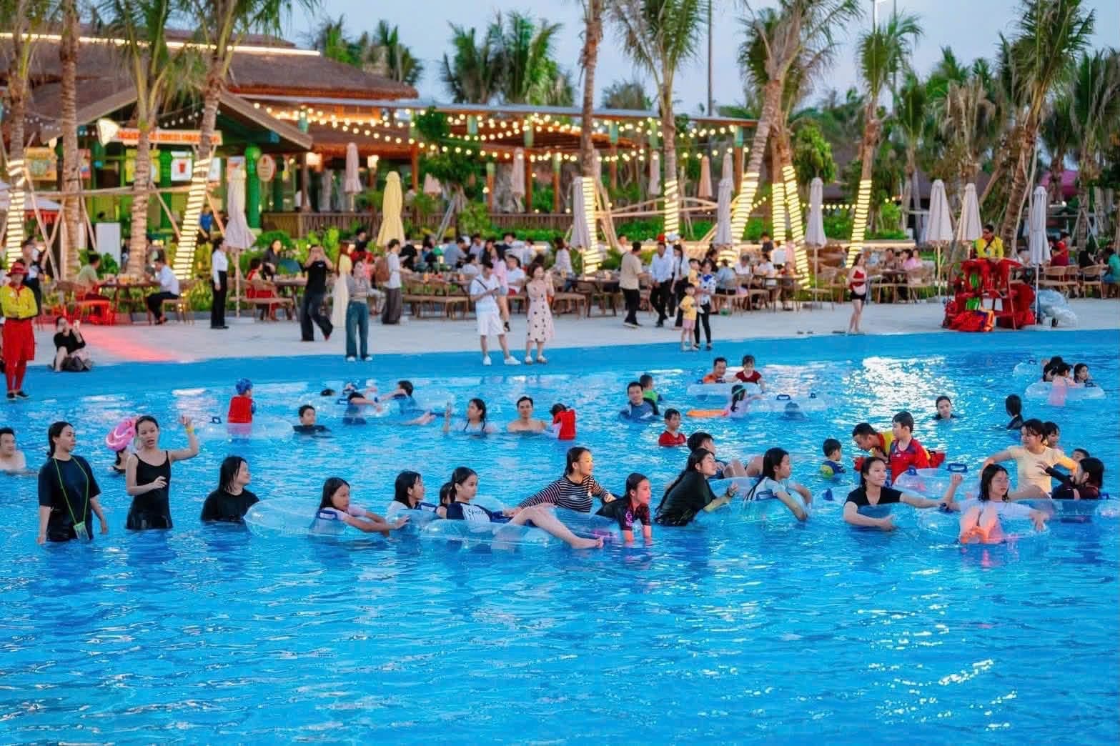 Bể tạo sóng Sun World đông người vui chơi lúc hoàng hôn bên khu ẩm thực