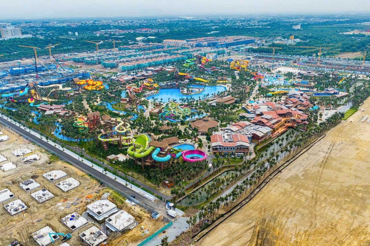 Toàn cảnh công viên nước Sun World với máng trượt và hồ tạo sóng xanh