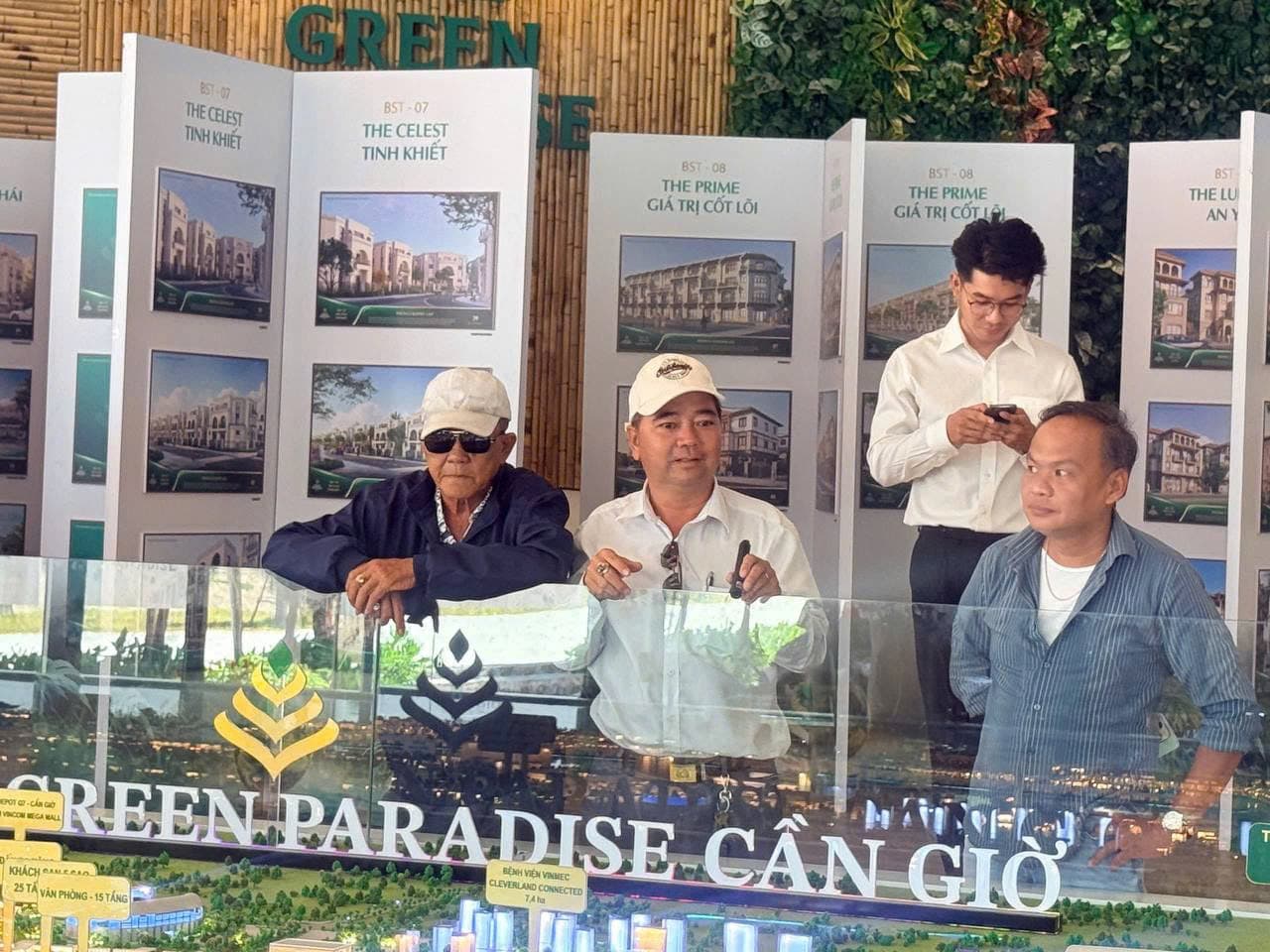 Ảnh chụp khách tham quan chụp ảnh trước bảng Green Paradise Cần Giờ tại khu trưng bày